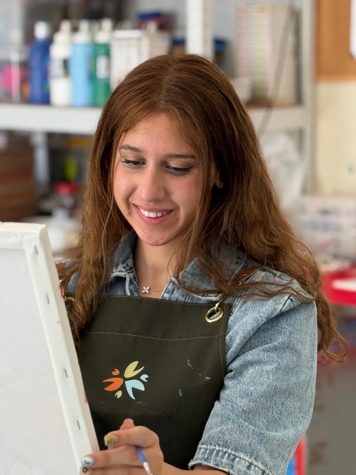 מיכל כרמי יוצרת בסטודיו